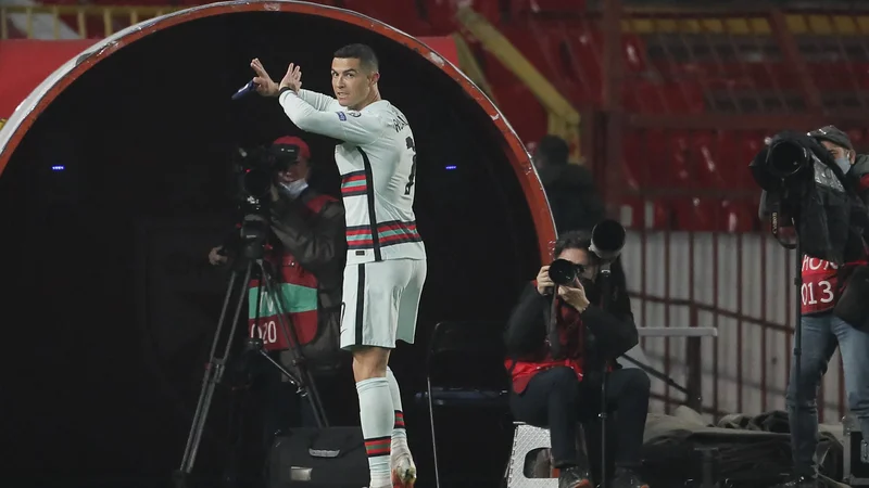 Fotografija: Cristiano Ronaldo se zlepa ni mogel sprijazniti s tem, da sodniki niso priznali njegovega gola, ker niso videli, da je šla žoga s celotnim obsegom čez golove črte. FOTO: Pedja Milosavljević(AFPA