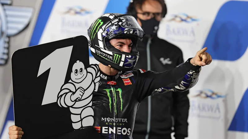 Fotografija: Maverick Vinales je po slabšem štartu začel prehitevati tekmece in prvi prečkal ciljno črto. FOTO: Karim Jaafar/AFP