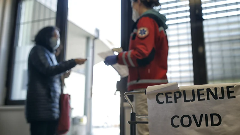 &raquo;Smo v položaju, ko o cepivih razpravljamo kot o potrošnih produktih ali znamkah, čeprav skoraj nihče ne ve, s katerim cepivom je bil, na primer, cepljen proti gripi,&laquo; je dejal Roman Jerala iz Kemijskega inštituta. FOTO: Blaž Samec/Delo