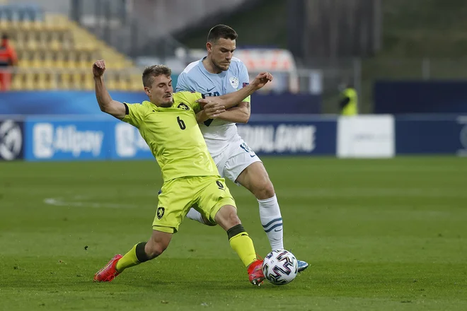 Napadalec Žan Medved (desno) se je boril kot lev. FOTO: Leon Vidic/Delo