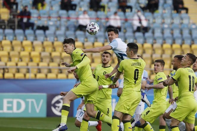 Sven Šoštarič Karić (najvišji v skoku) je bil med najboljšimi v slovenskem moštvu. FOTO: Leon Vidic/Delo