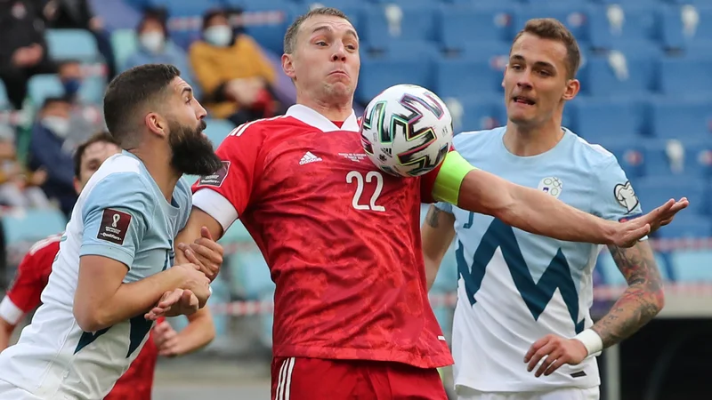 Fotografija: Artjom Dzjuba med dvema čuvajema: takole sta ga zaman ovirala pred prvim golov Miha Mevlja in Jure Balkovec. FOTO: Evgenia Novozhenina/Reuters