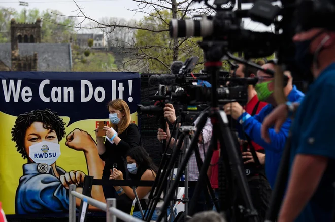 Mediji in drugi med obiskom vermontskega senatorja Bernieja Sandersa pri alabamskih zagovornikih sindikalnega organiziranja Foto Patrick T. Fallon/AFP
