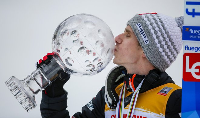 Halvor Egner Granerud je takole poljubil veliki kristalni globus. FOTO: Matej Družnik/Delo