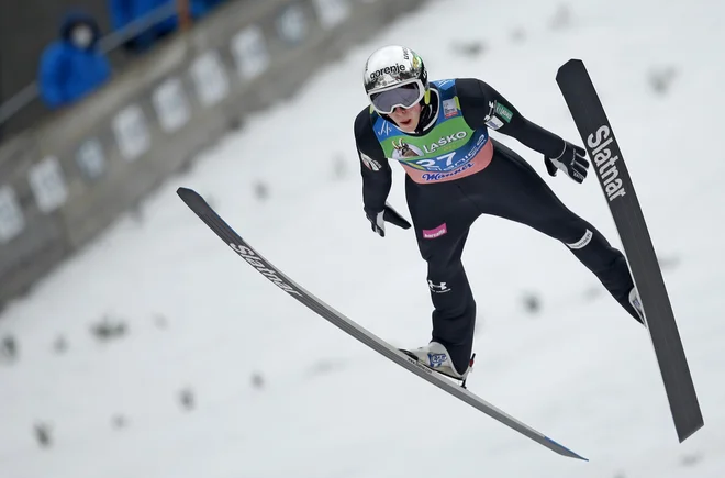 Bor Pavlovčič je navdušil s poletom, dolgim kar 249,5 metra. FOTO: Matej Družnik/Delo