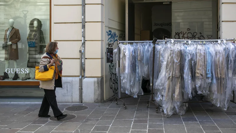 Fotografija: Ostri ukrepi zaprtja javnega življenja bodo veljali od 1. do vključno 11. aprila. FOTO: Voranc Vogel/Delo