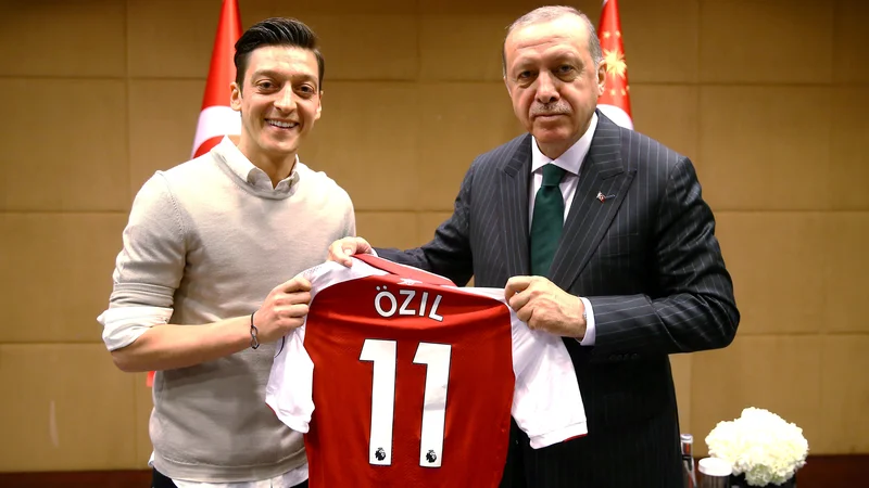 Fotografija: Turški predsednik Tayyip Erdogan je znan kot velik nogometni navdušenec, ki se rad druži tudi z zvezdniki, kot je nekdanji nemški reprezentant turških korenin Mesut Özil. FOTO: Reuters