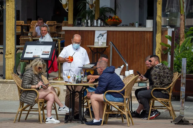 Na Majorki je turizem v polnem zagonu, tudi zaradi številnih gostov iz Nemčije. FOTO: Jaime Reina/AFP
