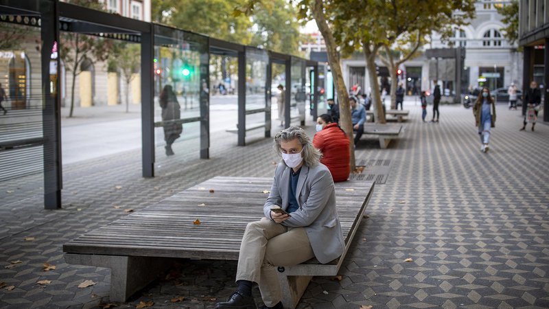 Fotografija: Prvega aprila se vrača obvezno nošenje mask v vseh javnih prostorih in na prostem. FOTO: Voranc Vogel/Delo