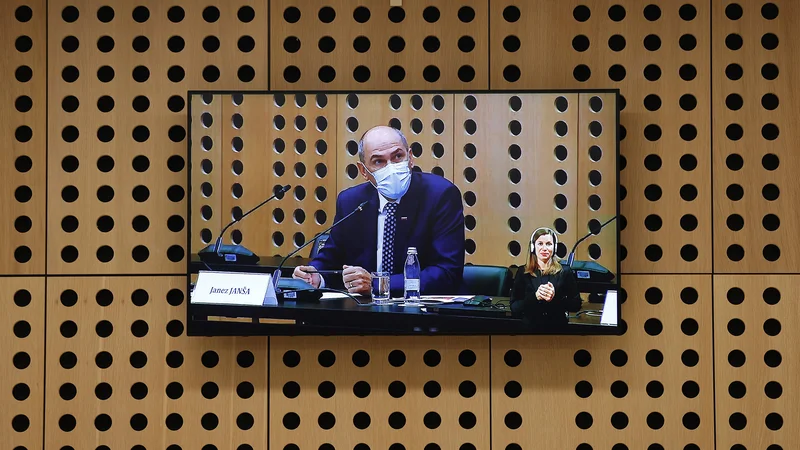 Fotografija: Okoliščine vladanja, tako domače kot tuje, so se za predsednika vlade Janeza Janšo in njegovo koalicjsko posadko zaostrile. FOTO: Leon Vidic/Delo