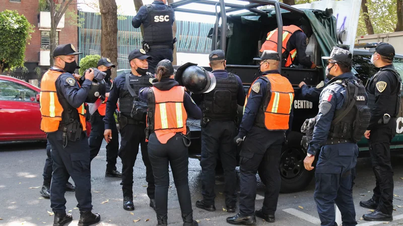 Fotografija: Mehiška policija je bila deležna kritik že med posredovanjem proti demonstrantom lani jeseni. Zdaj ima na vesti življenje ženske iz Salvadorja. Slika je simbolična. FOTO: Eyepics/sipa USA via Reuters