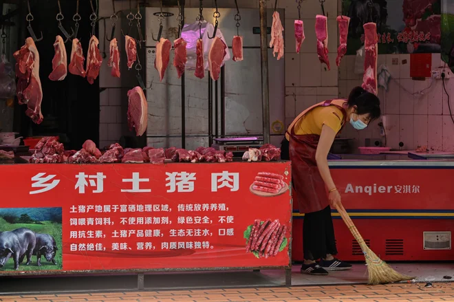 Prvi izbruh virusa je bil povezan s tržnico v Wuhanu. FOTO: Hector Retamal/AFP