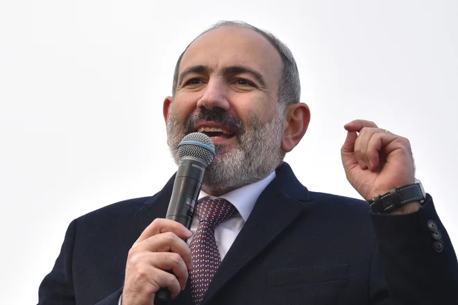 Premier Nikol Pašinjan (še) ne namerava predati oblasti. FOTO:&nbsp; Karen Minasjan/AFP