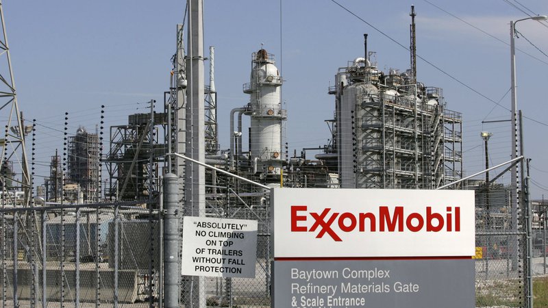 Fotografija: Z nakupom pri ExxonMobilu Petrol širi nakupno bazo.
Foto Jessica Rinaldi/Reuters