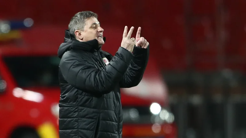 Fotografija: Dragan Stojković poskuša prenesti svojo samozavest na nogometaše. FOTO: Marko Đurica/Reuters