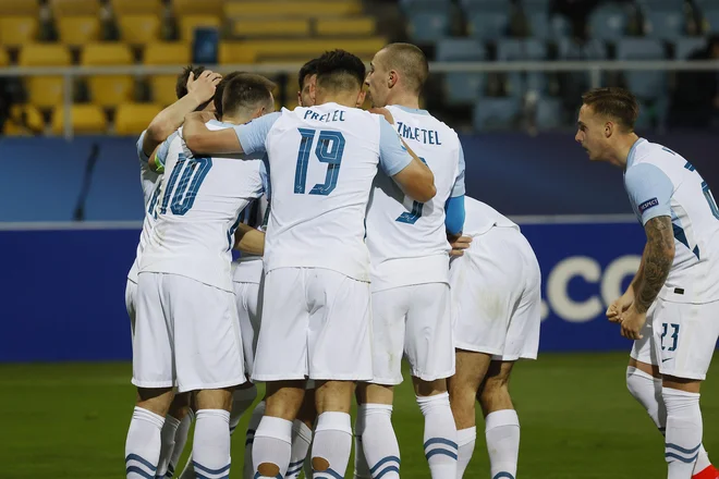 Mlada slovenska reprezentanca je le še korak do velikega podviga, uvrstitve med osem najboljših v Evropi. FOTO: Leon Vidic/Delo