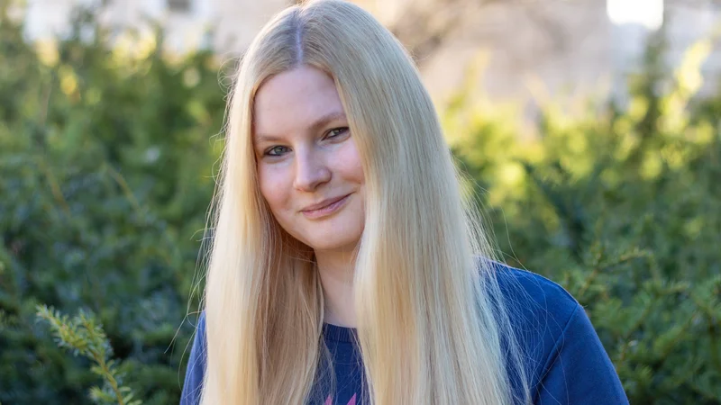 Veronika Šoster (tudi Stritarjeva nagrajenka) je urednikovanje zbirke Prišleki nedavno prevzela od dolgoletnega urednika Andreja Hočevarja. FOTO: Ana Geršak