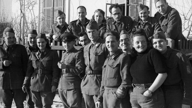 Fotografija: Zdravnik Amilcare Luigi Scalinci (v zgornji vrsti, tretji z desne) 14. februarja 1945. Foto Janez Milčinski, hrani Muzej novejše zgodovine Slovenije