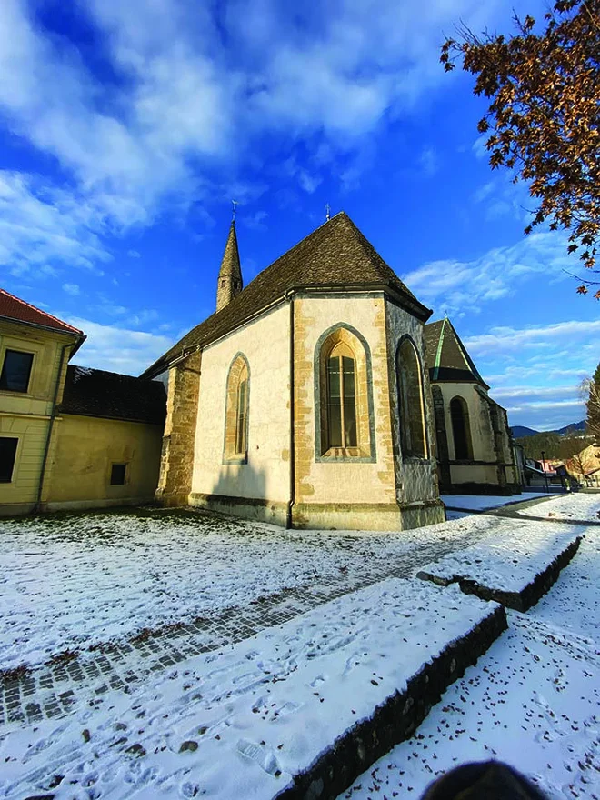 Cerkev sv. Duha in na njeni levi ubožna hiša, katere del bi občina rada namenila popotnikom. Foto Edi Koraca