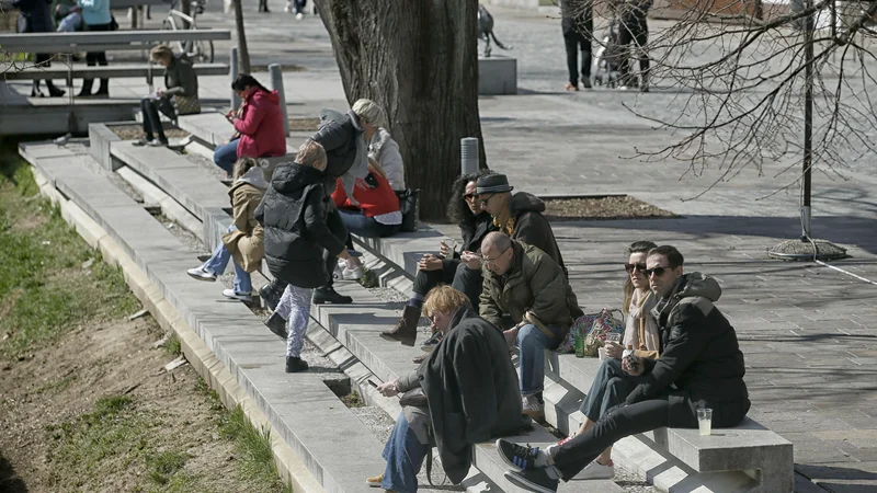 Fotografija: Med večje prelomnice v času obstoja Turizma Ljubljana sodita zaprtje mestnega središča in ureditev nabrežij. Tam so v času, ko so restavracije in bari zaprti, našli prostor tudi meščani in redki obiskovalci ter ustvarili privid mestnega vrveža. FOTO: Blaž Samec/Delo