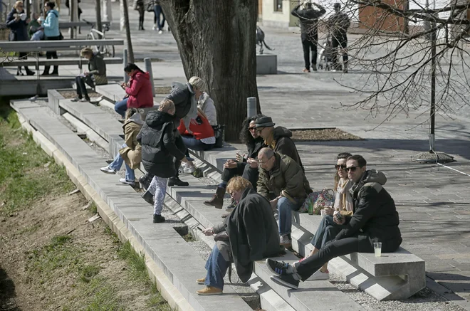 Med večje prelomnice v času obstoja Turizma Ljubljana sodita zaprtje mestnega središča in ureditev nabrežij. Tam so v času, ko so restavracije in bari zaprti, našli prostor tudi meščani in redki obiskovalci ter ustvarili privid mestnega vrveža. FOTO: Blaž Samec/Delo