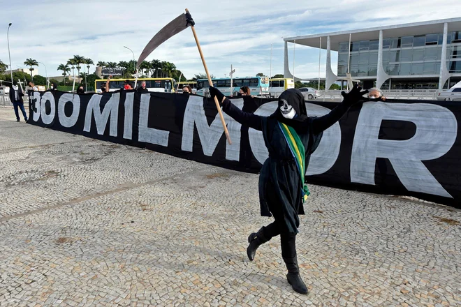 Protest proti Bolsonaru v prestolnici Braziliji zaradi 300.000 smrti v panedmijji. FOTO: Evaristo Sa/AFP