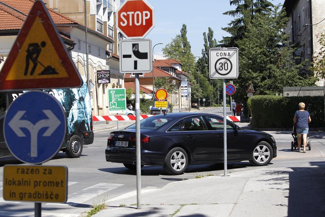 Prometnih znakov na kupu je lahko hitro preveč za varno udeležbo v prometu. FOTO: Mavric Pivk/Delo