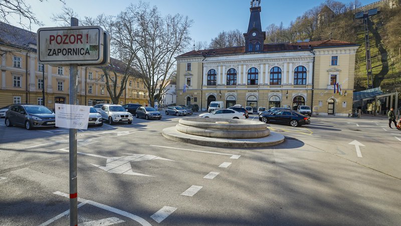 Fotografija: Parkirišče na Krekovem trgu bo za abonente odslej plačljivo. FOTO: Jože Suhadolnik/Delo