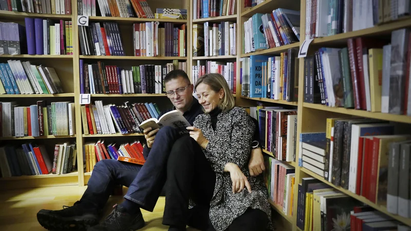 Fotografija: »Če je kaj okej, je pri naju gotovo to, da se znava učiti od drugih,« se strinjata založnika Samo in Renate Rugelj. FOTO: Leon Vidic / Delo