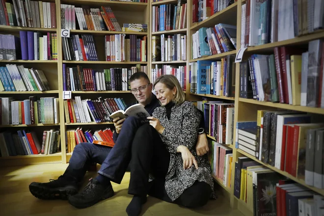 &raquo;Če je kaj okej, je pri naju gotovo to, da se znava učiti od drugih,&laquo; se strinjata založnika Samo in Renate Rugelj. FOTO: Leon Vidic / Delo