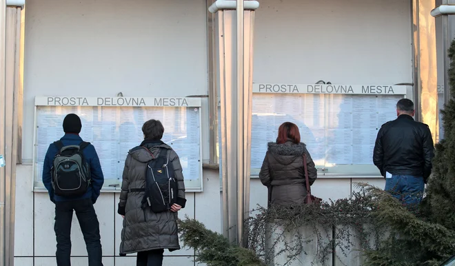 Ne glede na to, kako visoko plačo je nekdo imel in kako dolgo je vplačeval v socialna zavarovanja, je ob izgubi zaposlitve upravičen do največ 892 evrov bruto nadomestila. Foto Matej Družnik