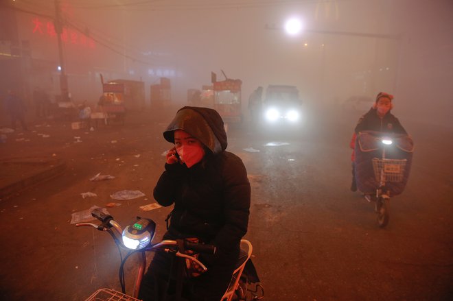 Po merilih Svetovne zdravstvene organizacije dve tretjini mest ne dosega standardov čistega zraka; v večini je krivec za onesnaženje promet. FOTO: Damir Sagolj/Reuters