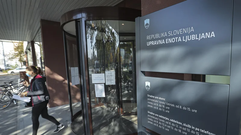 Fotografija: Če posamezniku med ustavitvijo javnega življenja potečejo osebni dokumenti, lahko to uredi po 12. aprilu, razen če gre za nujne primere in če to lahko dokaže. FOTO: Jože Suhadolnik/Delo