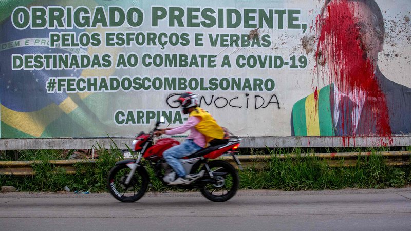 Fotografija: Če je januarja 48 odstotkov Brazilcev nasprotovalo Bolsonarovemu upravljanju zdravstvene krize, je bilo marca takih 54 odstotkov sodelujočih v anketi Datafolhe. Foto Leo Malafaia/AFP