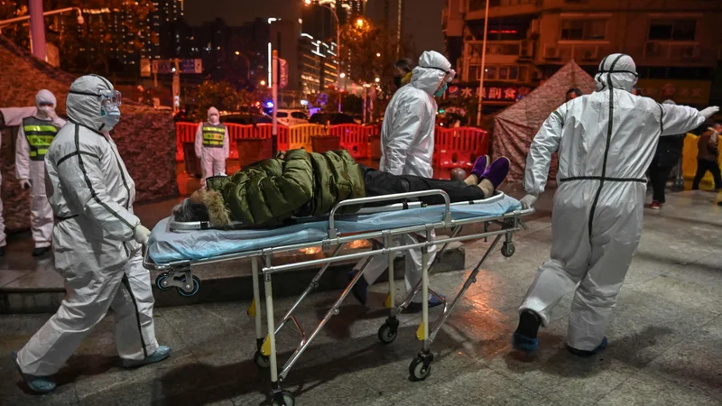 Fotografija: Kar 47 odstotkov bolnikov, pri katerih so že zelo zgodaj diagnosticirali covid-19, ni imelo stikov s tržnico Huanan. FOTO: Hector Retamal/AFP