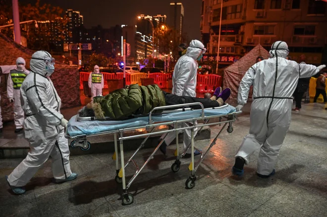 Kar 47 odstotkov bolnikov, pri katerih so že zelo zgodaj diagnosticirali covid-19, ni imelo stikov s tržnico Huanan. FOTO: Hector Retamal/AFP