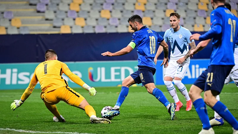 Fotografija: Italijanski kapetan Patrick Cutrone je v prvem polčasu zadel z bele točke, v drugem pa prekrasno meril z razdalje. FOTO: Jure Makovec/AFP