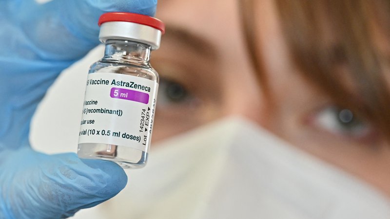 Fotografija: »Oznaka cepivo AstraZenece proti covidu-19 ni predstavljala imena, zdaj je ime registrirano v skladu s postopki,« so zapisali v britansko-švedski farmacevtski družbi. FOTO: Andreas Solaro/AFP