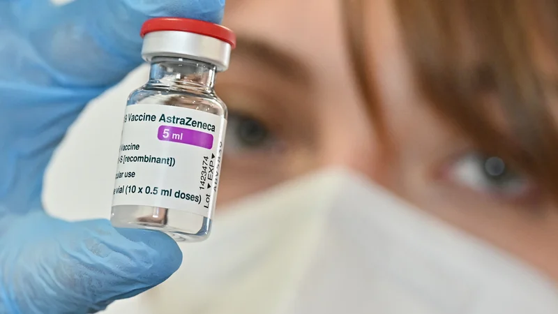 Fotografija: »Oznaka cepivo AstraZenece proti covidu-19 ni predstavljala imena, zdaj je ime registrirano v skladu s postopki,« so zapisali v britansko-švedski farmacevtski družbi. FOTO: Andreas Solaro/AFP