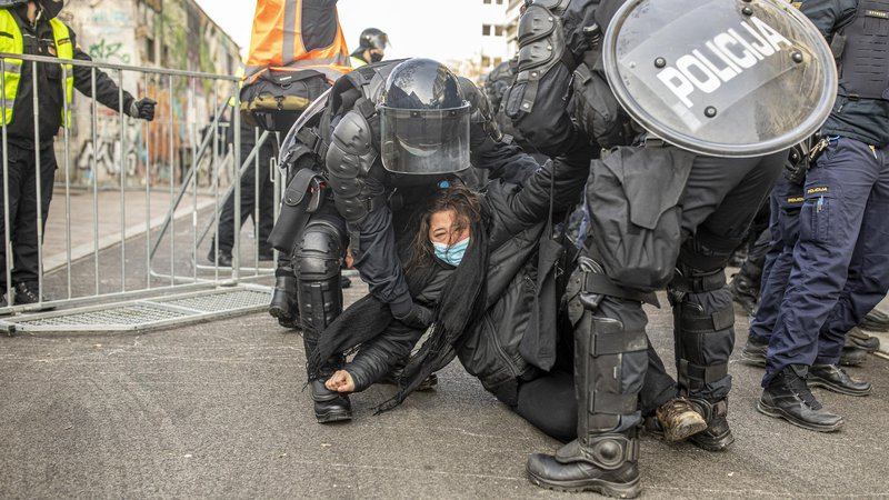 Fotografija: Američani v poročilu poročajo tudi o pritožbah zaradi policijskega nasilja nad protestniki in policijskem zanikanju nasilja (na fotografiji praznjenje tovarne Rog v Ljubljani sredi epidemije). FOTO: Voranc Vogel/Delo