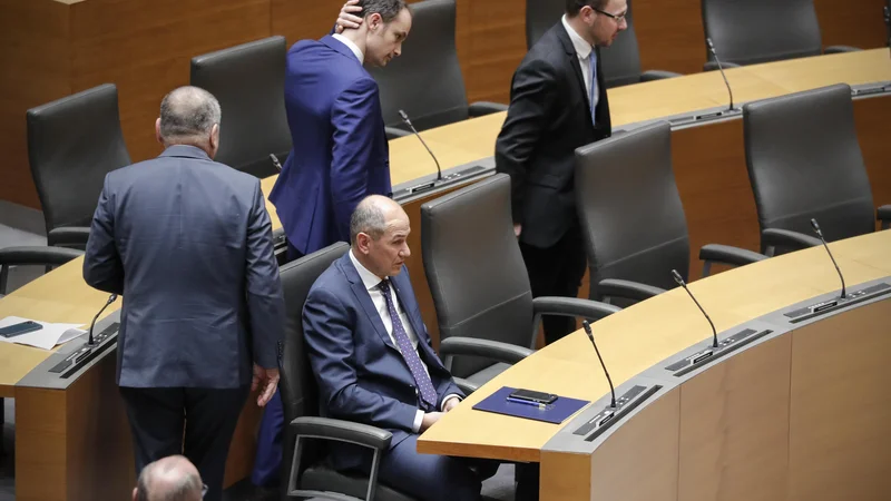 Fotografija: Do naslednjega resnejšega merjenja političnih moči v resnici ne vemo, ali je Janševa vlada v zadnjih dneh postala manjšinska. FOTO: Uroš Hočevar/Delo