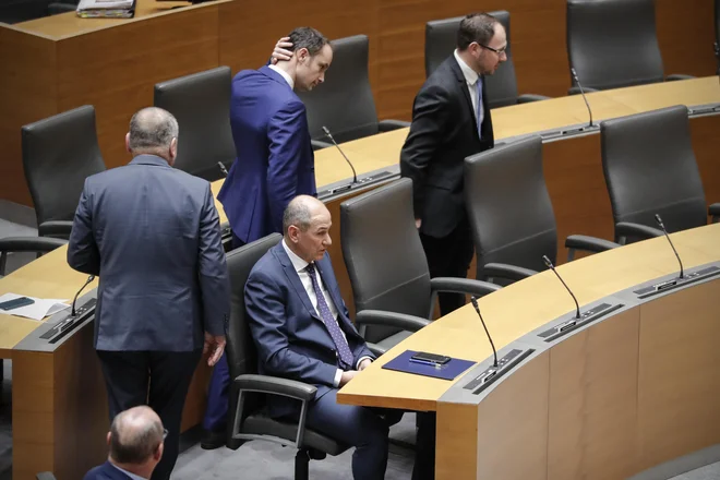 Do naslednjega resnejšega merjenja političnih moči v resnici ne vemo, ali je Janševa vlada v zadnjih dneh postala manjšinska. FOTO: Uroš Hočevar/Delo