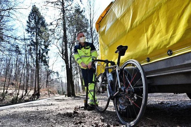 AMZS pomoč kolesarjem. FOTO: Blaž Poženel/AMZS