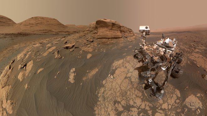 Rover Curiosity je posnel novo fotografijo sebe in svoje okolice. Za njim je videti skalo Mont Mercou. FOTO: NASA/JPL-Caltech/MSSS