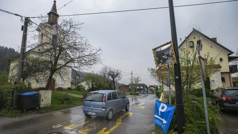 Fotografija: Skozi Spodnje Gameljne se težji tovornjaki niti ne prebijejo.
FOTO: Jože Suhadolnik/Delo