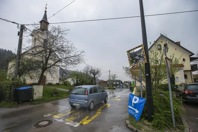 Skozi Spodnje Gameljne se težji tovornjaki niti ne prebijejo.<br />
FOTO: Jože Suhadolnik/Delo