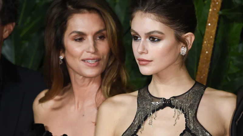 Fotografija: Kaia Gerber s slavno mamo Cindy Crawford pred dobrima dvema letoma na londonski podelitvi nagrad za dosežke v modni industriji. FOTO: Shutterstock