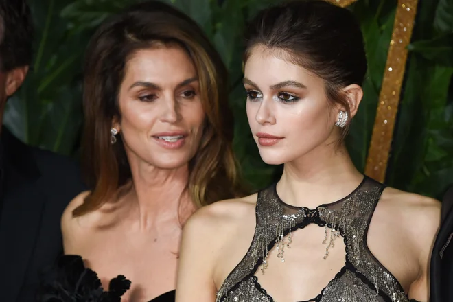 Kaia Gerber s slavno mamo&nbsp;Cindy Crawford pred dobrima dvema letoma na londonski podelitvi nagrad za dosežke v modni industriji. FOTO: Shutterstock