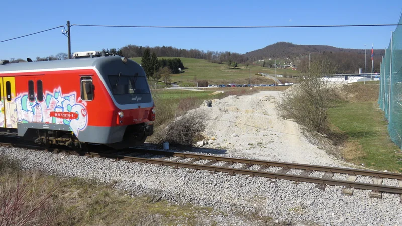 Fotografija: Nadvoza čez progo ne bodo gradili na nasipih, ampak na betonskih stebrih. FOTO: Bojan Rajšek/Delo