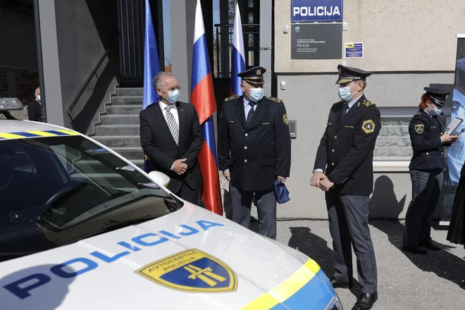 Dogodka ob odprtju v Postojni so se udeležili minister za notranje zadeve Aleš Hojs, namestnik generalnega direktorja policije Tomaž Pečjak in direktor uprave Andrej Jurič. FOTO: Voranc Vogel/Delo